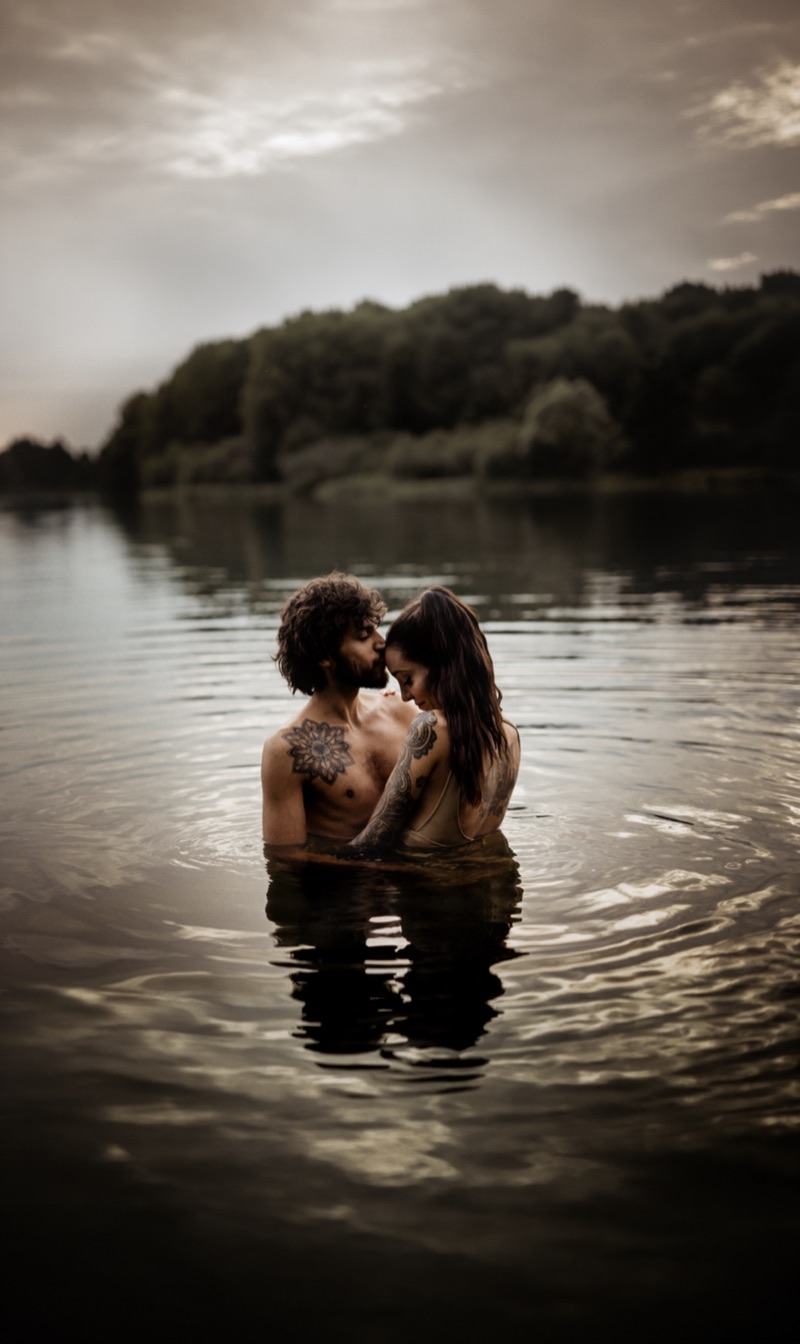 Un couple enlacé dans l'eau au crépuscule